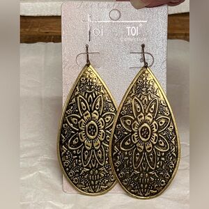 TOI Metal Gold/Black Toned Floral Teardrop Earrings